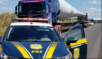 PRF em fiscalização de veículos com cargas indivisíveis.