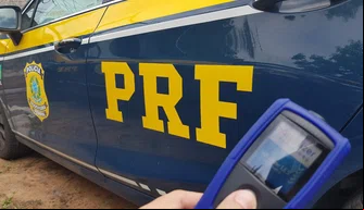 Teste de alcoolemia realizado pela PRF.