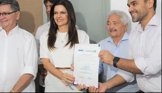 Elmano Férrer assina ordem de serviço para construir ponte entre PI e MA