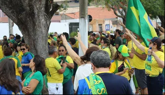 Manifestantes em frente ao Quartel