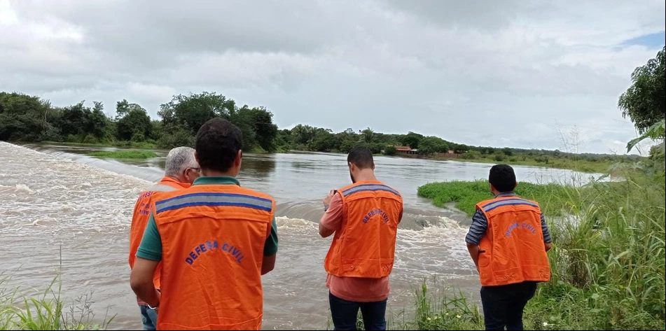 Equipes da Defesa Civil intensificam monitoramento em regiões atingidas pelas cheias.