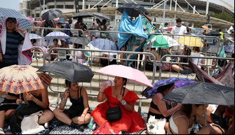Fãs da cantora Taylor Swift aguardam show