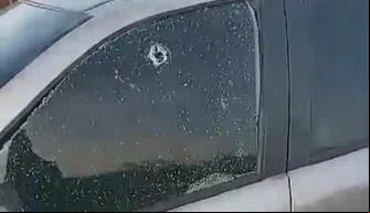 Carro atingido por disparo