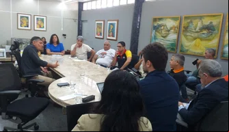 Reunião de servidores municipais no TCE-PI