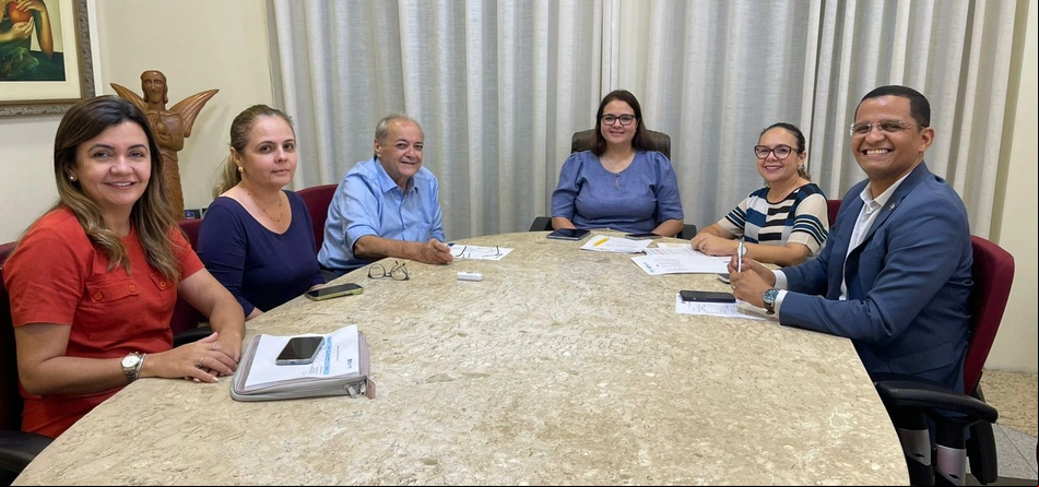 Prefeito Silvio Mendes em reunião com a equipe da Semec