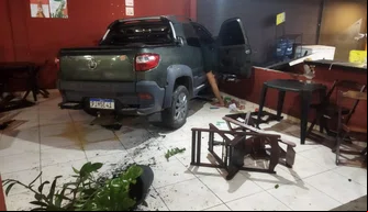 Carro invade loja de conveniência