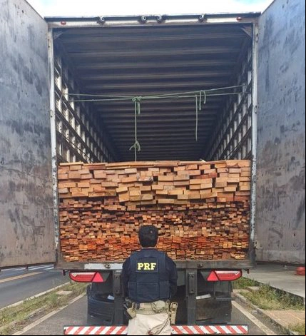 PRF apreende mais de 50 m³ de madeira transportada ilegalmente no Piauí