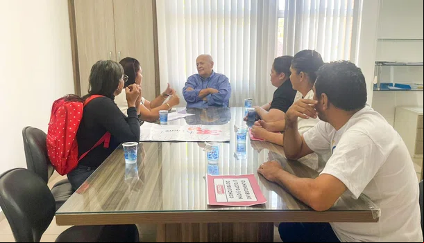 Presidente da FMS recebe manifestantes que reivindicam convocações de concursados