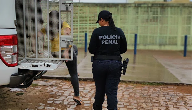 Mulher é presa após tentativa de entrar com drogas em presídio